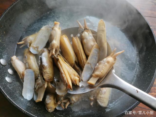 這個(gè)海鮮被稱(chēng)作“小人仙”，肉質(zhì)肥美，用這個(gè)方法做，一盤(pán)不夠吃
